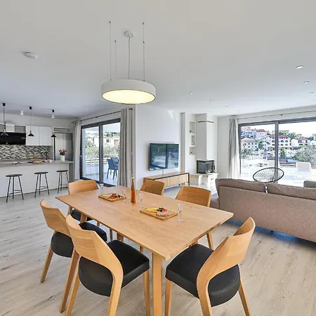 Lovely In With House Sea View