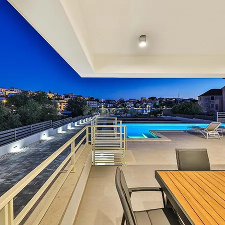 Lovely In With House Sea View