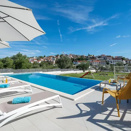 Lovely In With House Sea View